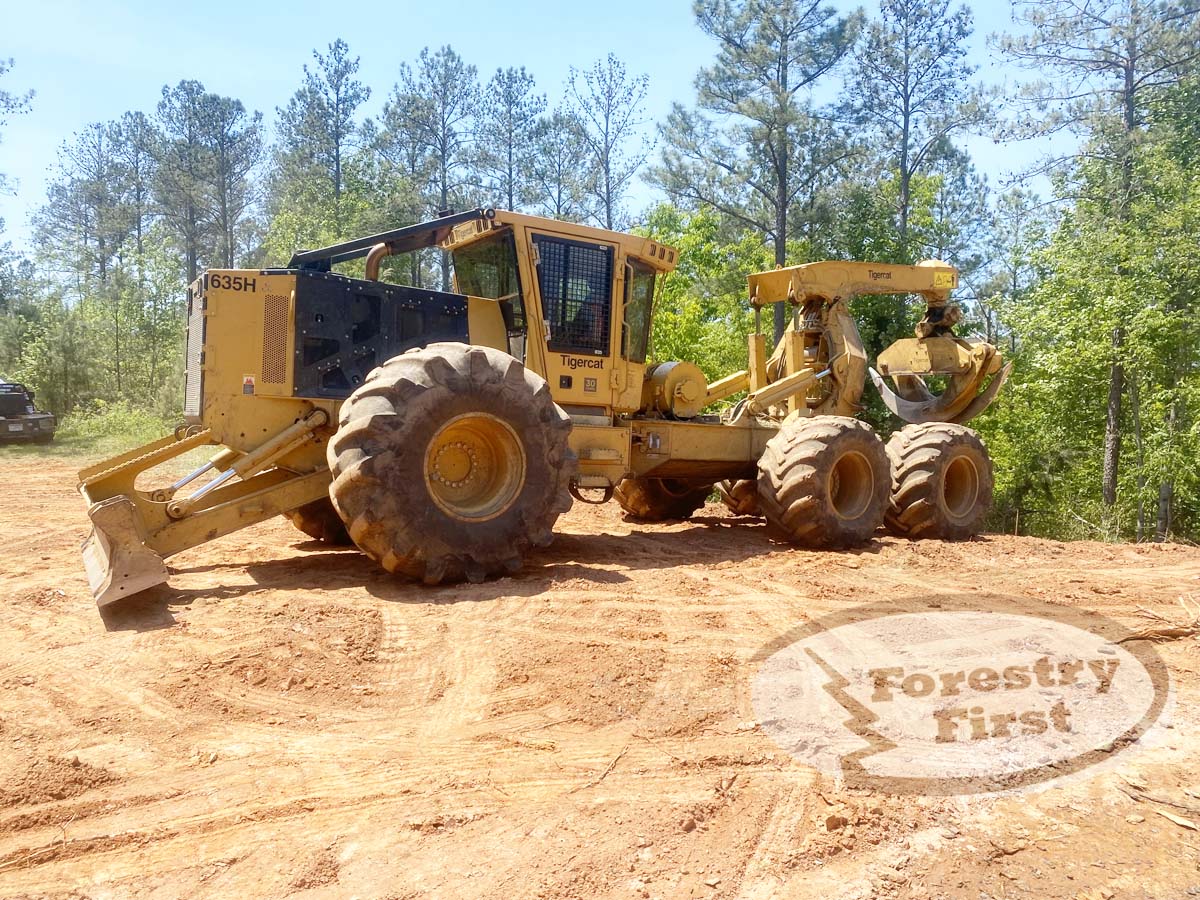 What are key benefits of a Tigercat 635H bogie skidder over a standard 4-wheel skidder?